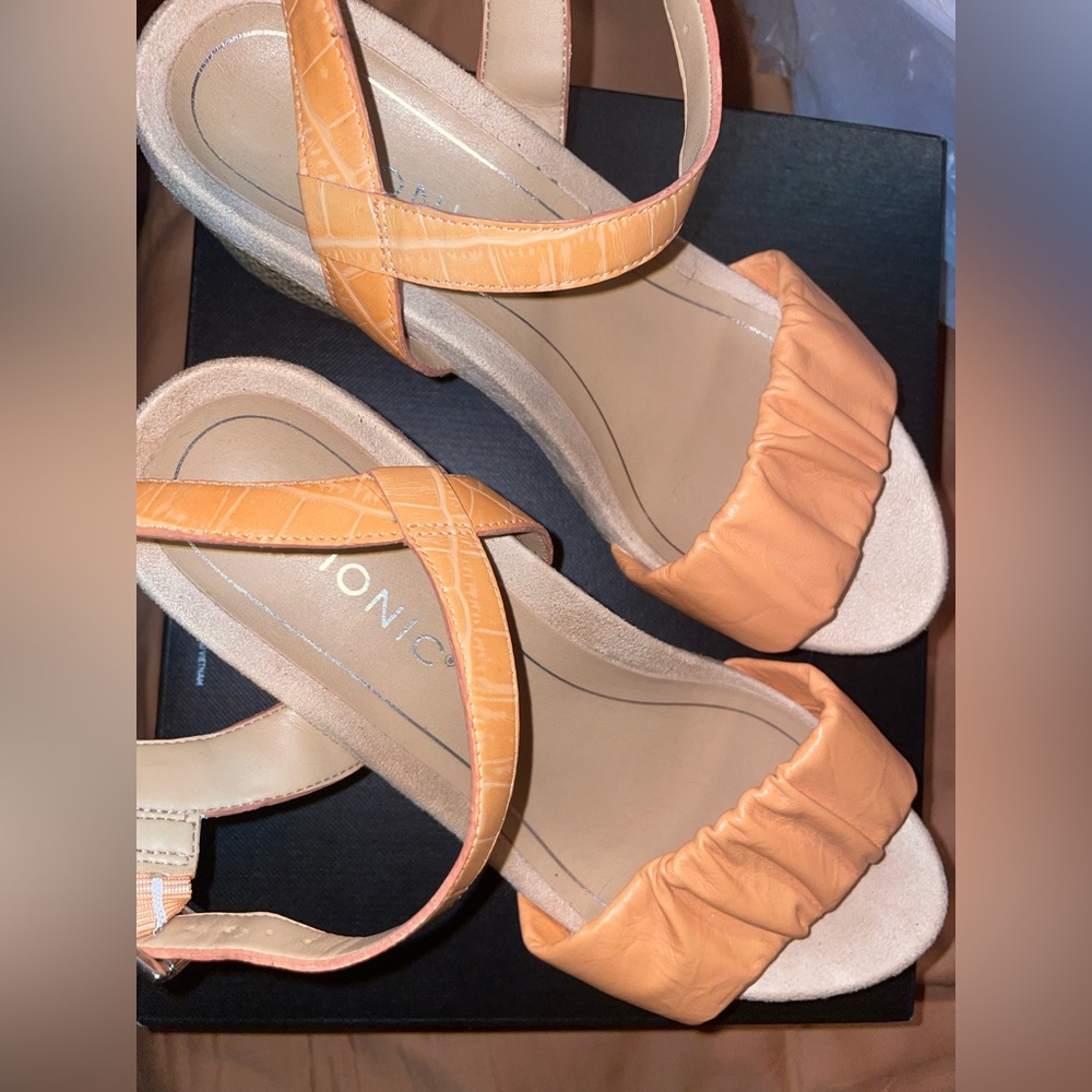 Vionic wedges - Picture 2 of 2